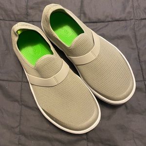 Size 10 Oofos OOmg low shoe in gray with white sole